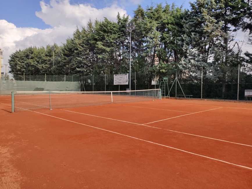 Vista aerea dei campi in terra rossa del Circolo Tennis Amaranto